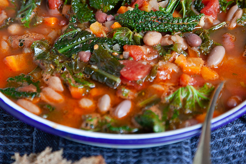 Friese woudbonensoep in een kom met een lepel.